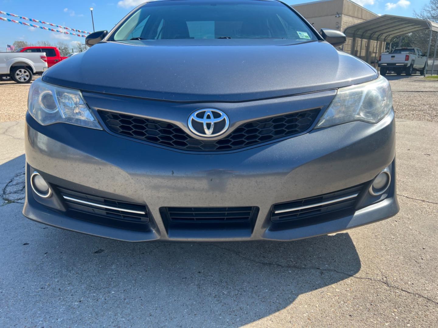 2014 Gray /Black Toyota Camry SE (4T1BF1FKXEU) with an 2.5L 4Cylinder engine, Automatic transmission, located at 4520 Airline Hwy, Baton Rouge, LA, 70805, (225) 357-1497, 30.509325, -91.145432 - 2014 Toyota Camry SE No Accidents, Two Owner, 2.5L 4 Cylinder, 180K Miles, All Power, Backup Camera. NO IN HOUSE FINANCING. FOR INFO PLEASE CONTACT JEFF AT 225 357-1497 CHECK OUT OUR A+ RATING WITH THE BETTER BUSINESS BUREAU WE HAVE BEEN A FAMILY OWNED AND OPERATED BUSINESS AT THE SAME LOCATION FOR - Photo#2